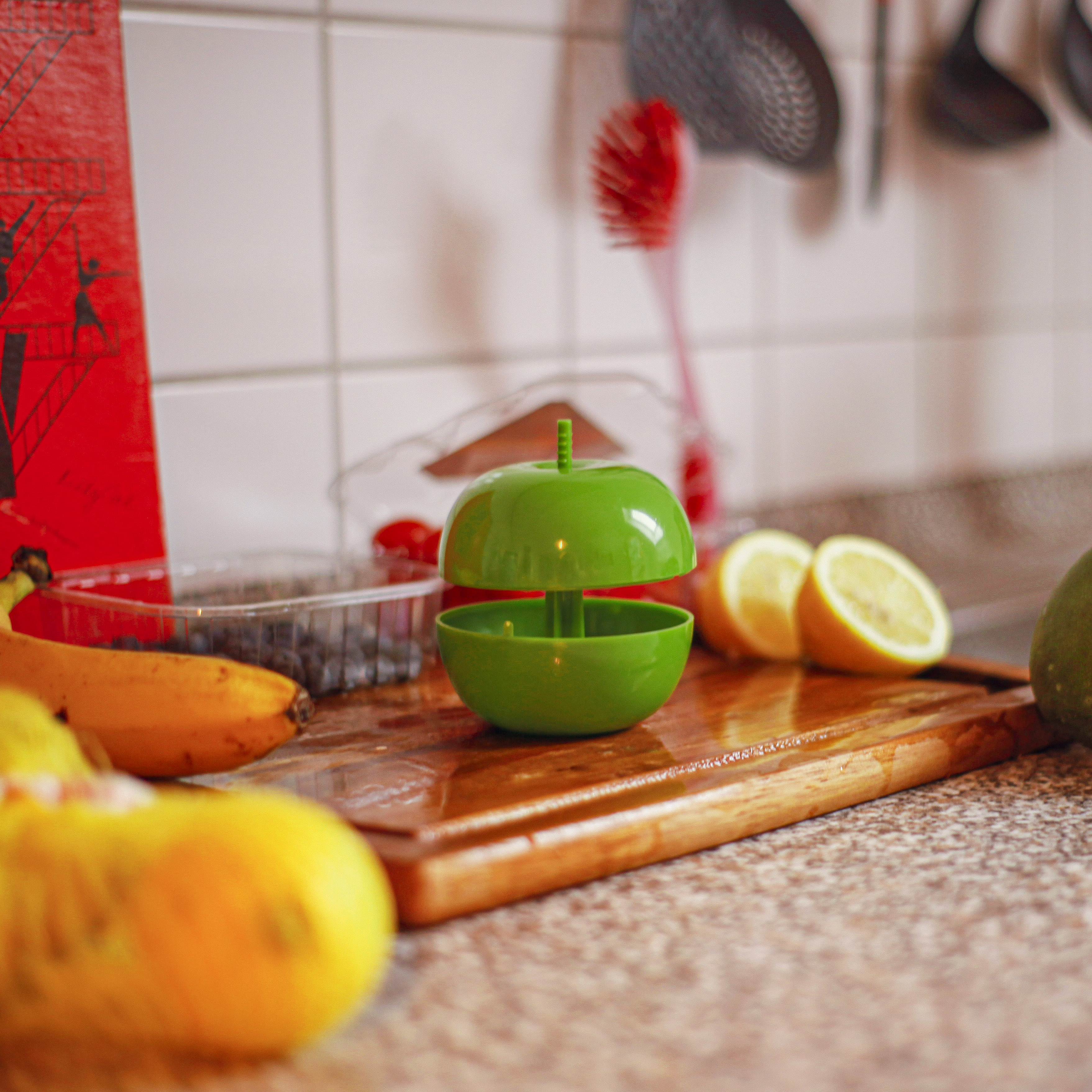 Die Fliegen werden auf 2 Weisen gefangen und sie werden von Ihrem Obst ferngehalten. 