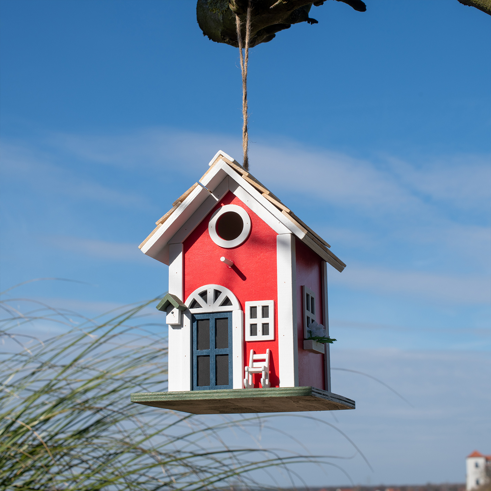 Hängen oder stellen Sie das Haus in einer angemessenen Höhe für die Vögel auf. 