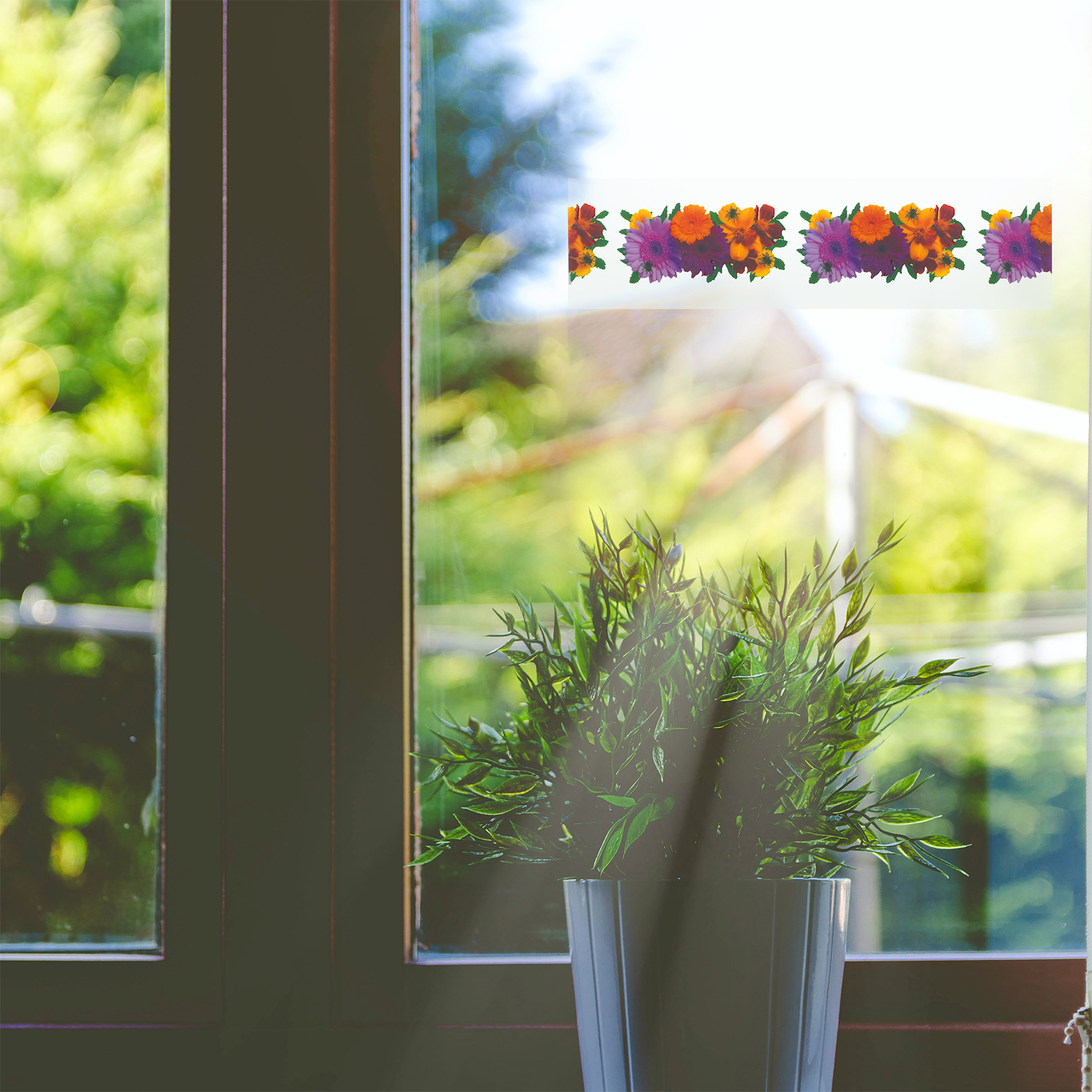 Die Blumendekoration hübscht die Falle auf damit das Fenster nicht unansehnlich wird. 