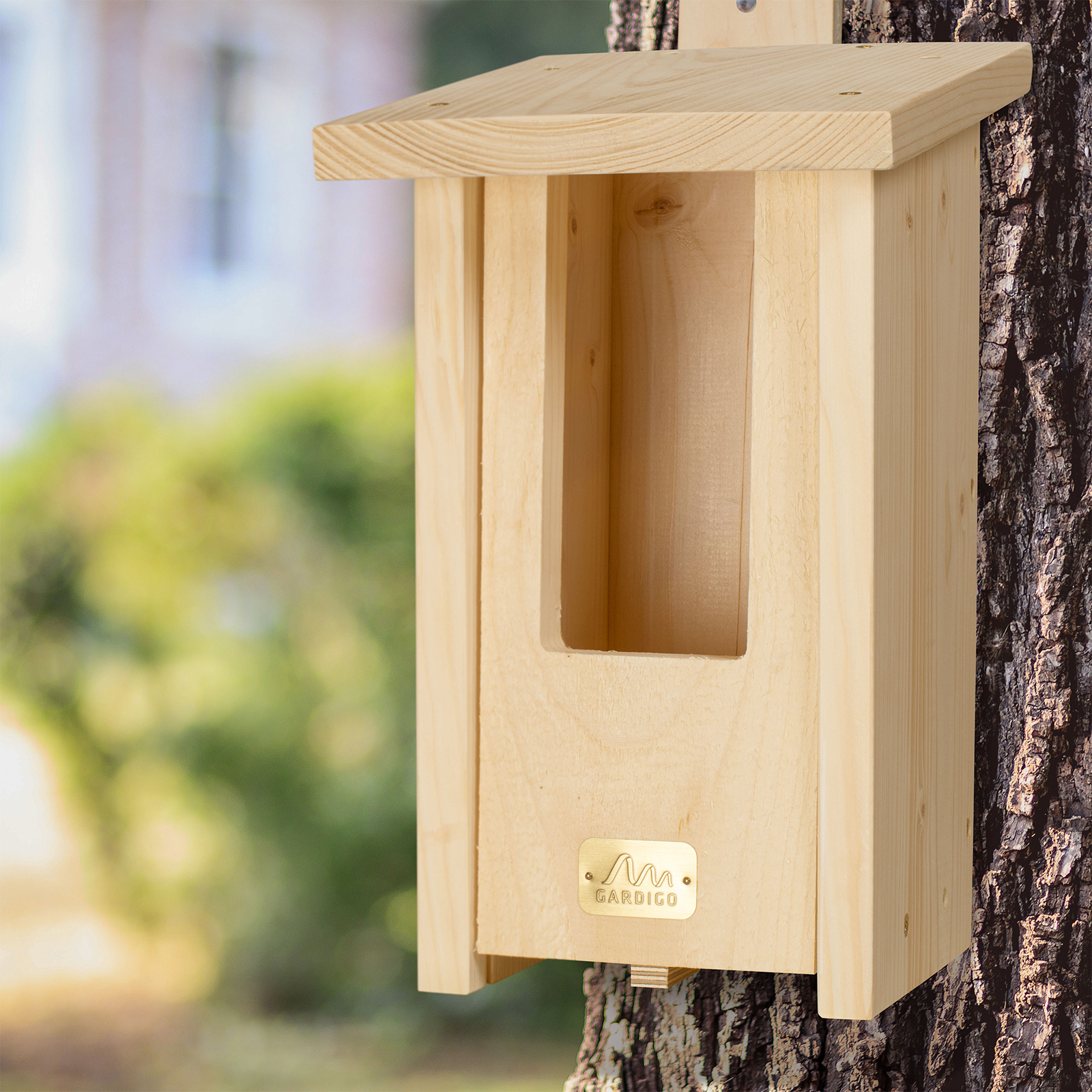 Der Nistkasten kann einfach mit den mitgelieferten Nägeln aus Aluminium am Baum befestigt werden. 