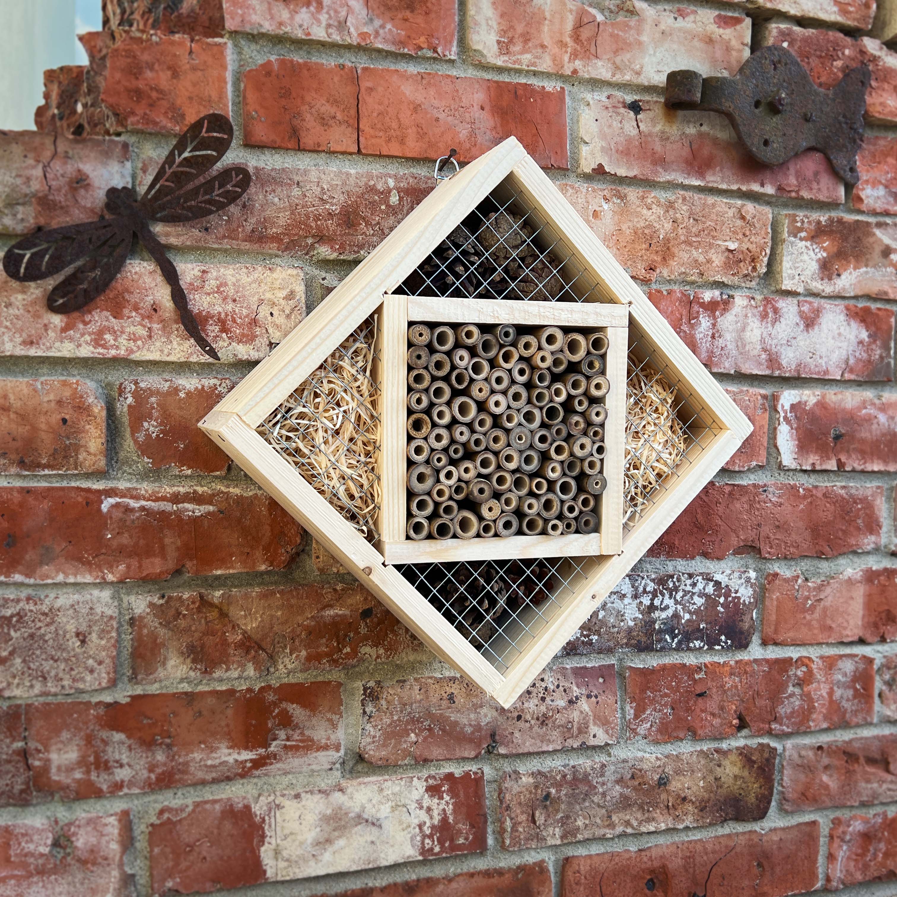 Das Insekten-Hotel Quadrat wird in Einzelteilen geliefert, aber keine Angst: Der Zusammenbau ist kinderleicht.