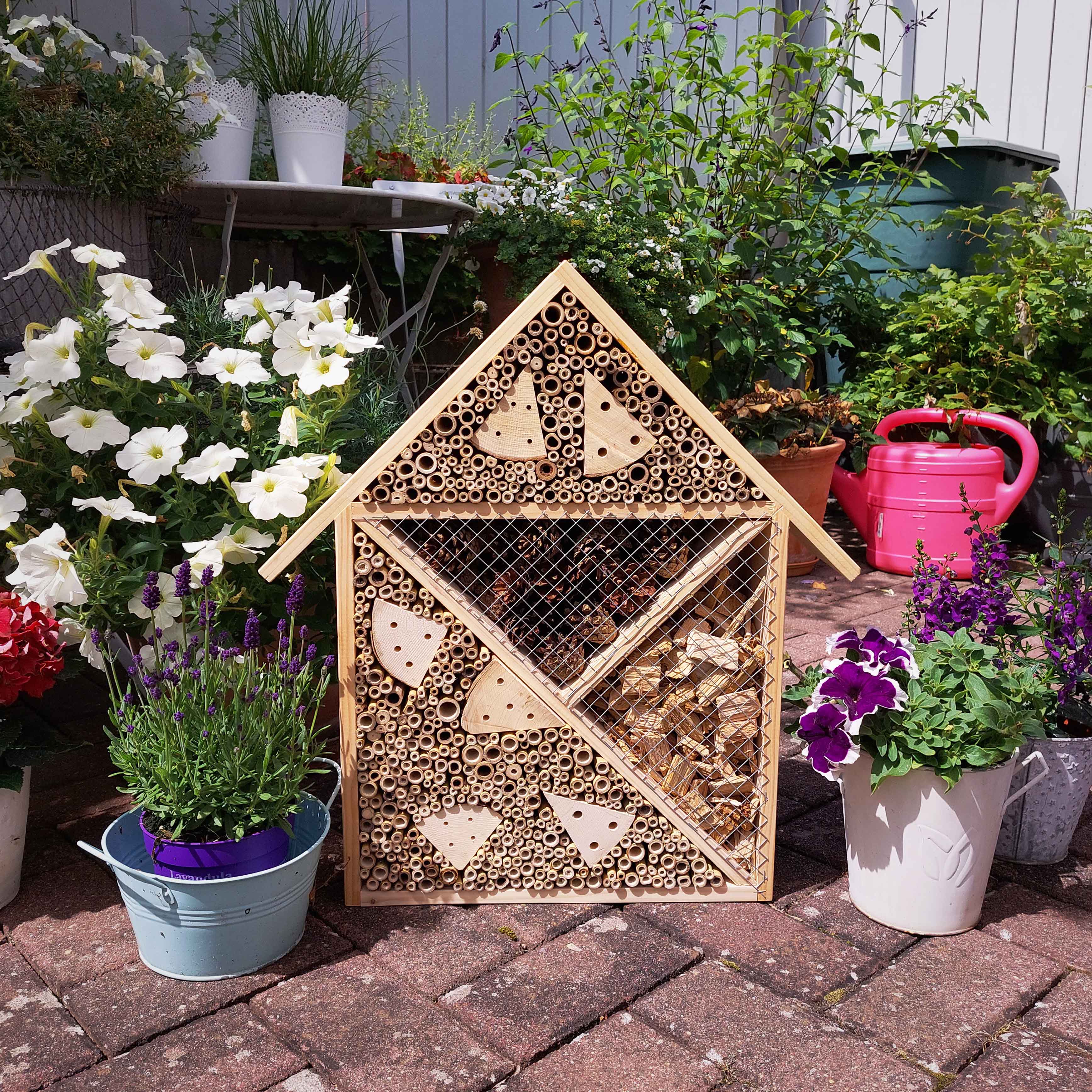 Ein Bienenhaus Bietet den Bienen und andern Nützlingen Geborgenheit in Ihrem Garten.