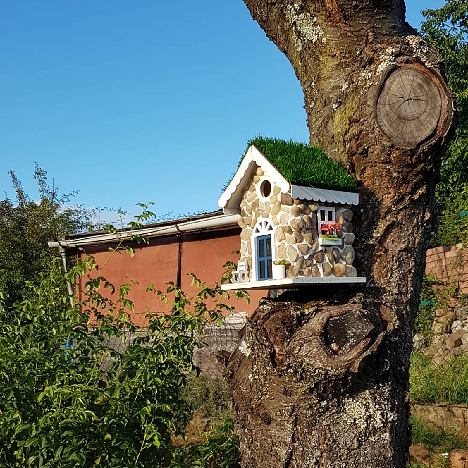 Der Nistkasten als Deko-Highlight im Garten.