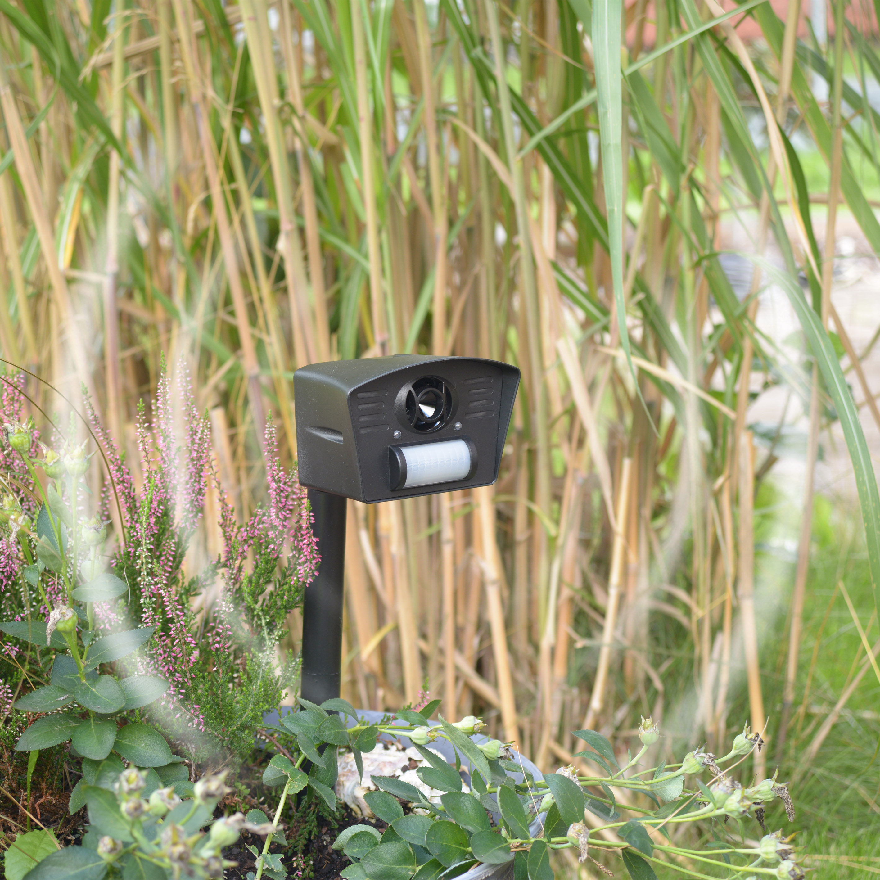 Durch den Erdspieß  lässt sich das Gerät überall im Garten aufstellen. 