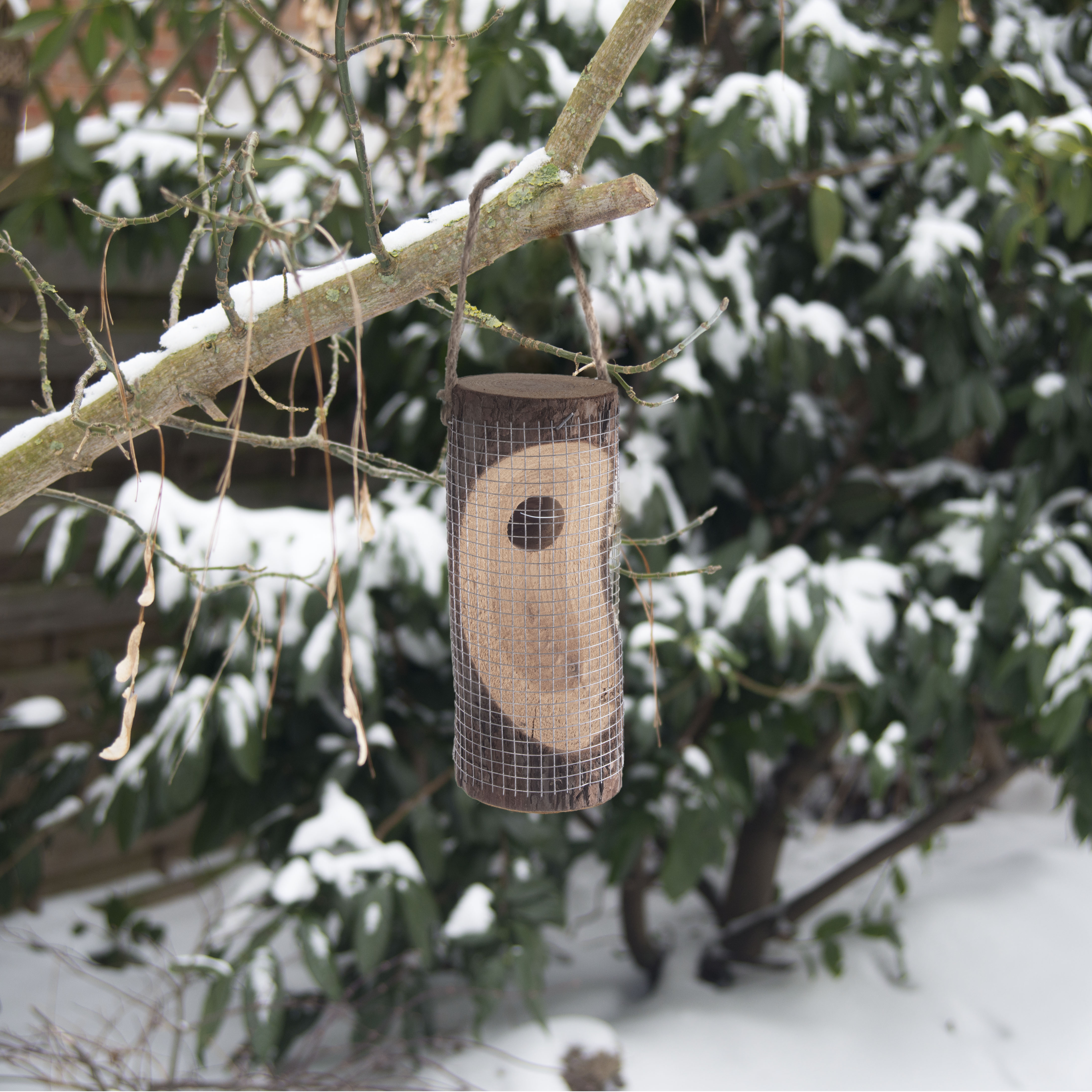 Hängen Sie die Futterstation vor dem ersten Schnee auf damit die Vögel sie finden und immer wiederkommen. 